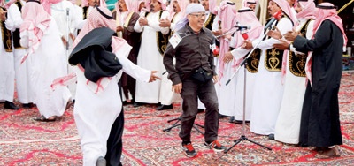 ياباني يتمايل بمشلحه طربا بـ «دحة الجوف» وسط تفاعل الزوار