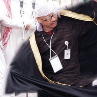 ياباني يتمايل بمشلحه طربا بـ «دحة الجوف» وسط تفاعل الزوار