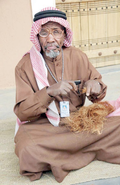 النخلة تحضر في الحرف اليدوية .. صافرة وليف وحبال و 365 فائدة أخرى