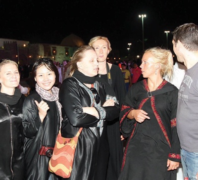 الغربيون يفتنون بالربابة وبيوت الطين