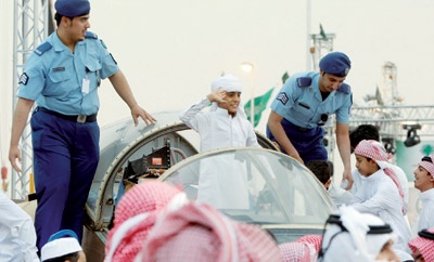 «الأباتشي» و«إف 16»  تقتحمان ثقافة الشباب على أرض الجنادرية