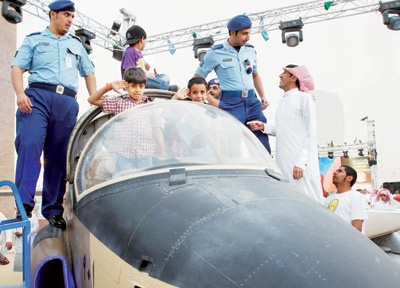 «الأباتشي» و«إف 16»  تقتحمان ثقافة الشباب على أرض الجنادرية