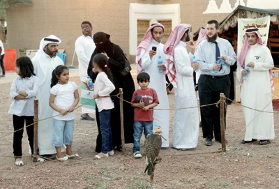 400 زائر يراجعون عيادة السمنة  في خيمة  وزارة الصحة في الجنادرية