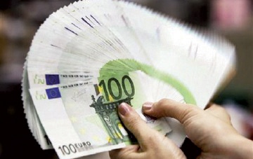«المفوضية الأوروبية»: اليورو لم يصل إلى خطر الانهيار