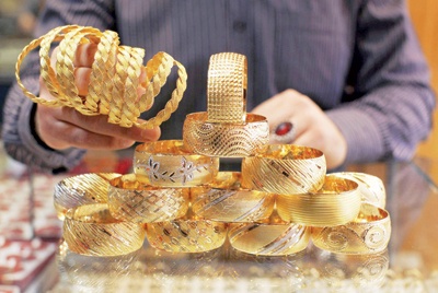 البيانات الاقتصادية الأمريكية تضغط على الدولار وترفع أسعار الذهب