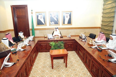 خالد الفيصل يطلع على عرض الإسكان الميسر والبديل في مكة المكرمة