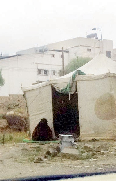 عسير: متسولون ينصبون خيامهم لاستدرار عطف المارة