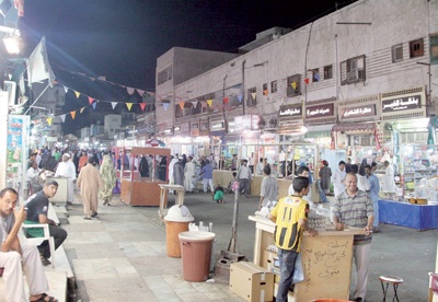 جدة: السوق العتيق يحتفظ بمكانته ورواده رغم منافسة المولات الحديثة