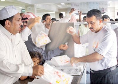 محال أكلات رمضانية تحفز عمالها ماديا لتسريع الخدمة قبل الإفطار