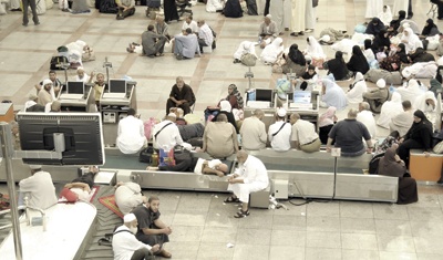 عقوبات مالية ضد شركات الطيران الأجنبية المتأخرة عن نقل المعتمرين