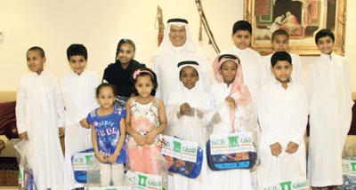 «البنك الأهلي» يُوزع حقائب مدرسية لأكثر من 26 ألف يتيم