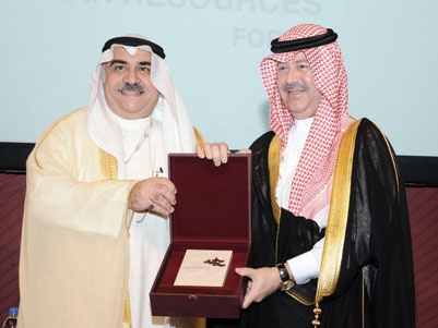 وزير العمل يُكرِّم البنك الأهلي لرعايته منتدى الموارد البشرية