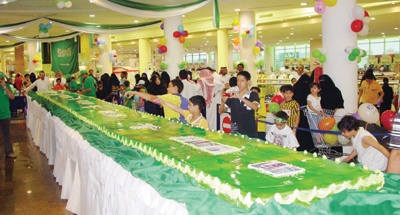 السدحان هايبر ماركت يصنع أطول كيكة بمناسبة اليوم الوطني
