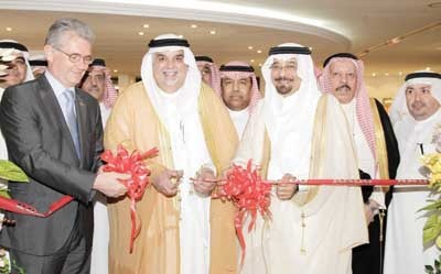 نائب أمين جدة يفتتح معرض شركة الغزالي