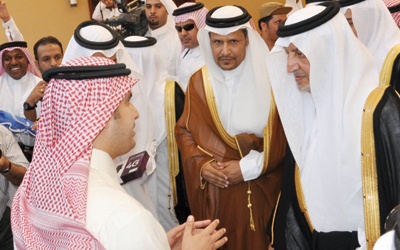 الأمير خالد الفيصل يطلع على خدمات «الاتصالات السعودية» في الحج