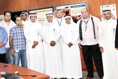 التمامي يقف على أداء شبكة موبايلي ويعايد منسوبي الشركة