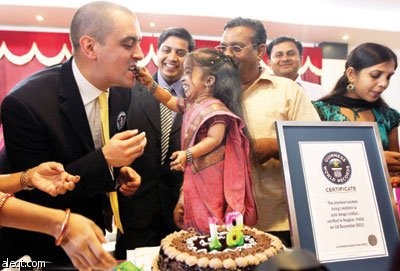 أقصر امرأة في العالم طولها 62.8 سنتمترا (فيديو)