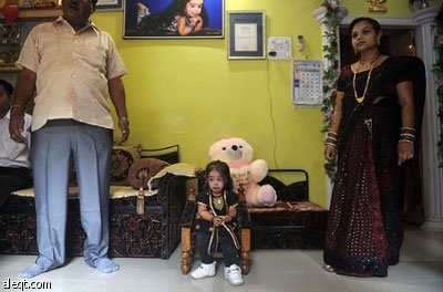 أقصر امرأة في العالم طولها 62.8 سنتمترا (فيديو)