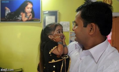 أقصر امرأة في العالم طولها 62.8 سنتمترا (فيديو)