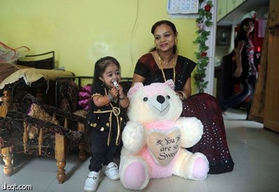 أقصر امرأة في العالم طولها 62.8 سنتمترا (فيديو)