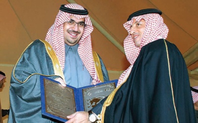 الأمير نواف بن فيصل يكرّم البنك الأهلي لرعايته البطولة الدولية للفروسية