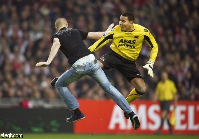 مشجع غاضب يتسبب في توقف مباراة اياكس والكمار (فيديو)