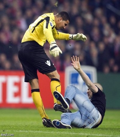 مشجع غاضب يتسبب في توقف مباراة اياكس والكمار (فيديو)