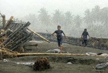 ارتفاع حصيلة قتلى فيضانات الفلبين إلى 1500 شخص "فيديو"