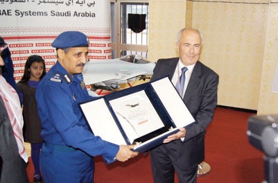 قائد القوات الجوية يزور المعرض التعريفي لطائرة التايفون في الظهران