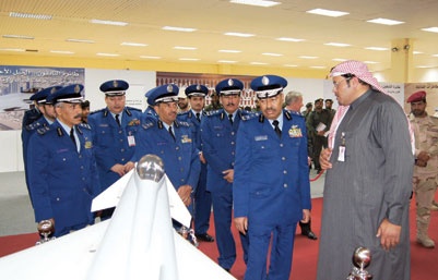 قائد القوات الجوية يزور المعرض التعريفي لطائرة التايفون في الظهران