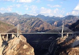 المكسيك: تشييد أعلى جسر معلق في العالم (فيديو)