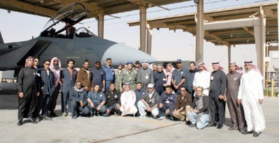 تركي بن عبد الله يزور «السلام للطائرات» ويقوم بقيادة F - 15