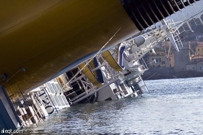 فرق الإنقاذ تستأنف البحث عن المفقودين في حادث السفينة الإيطالية (فيديو)