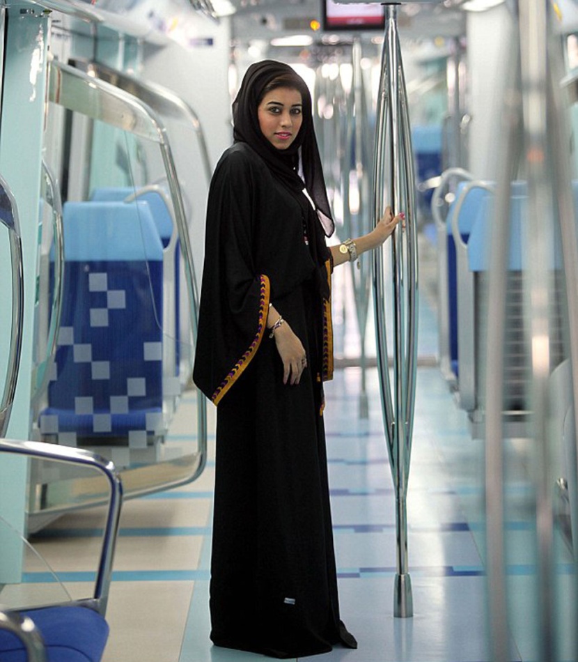 مريم الصفار أول سائقة قطار مترو في الإمارات (فيديو)