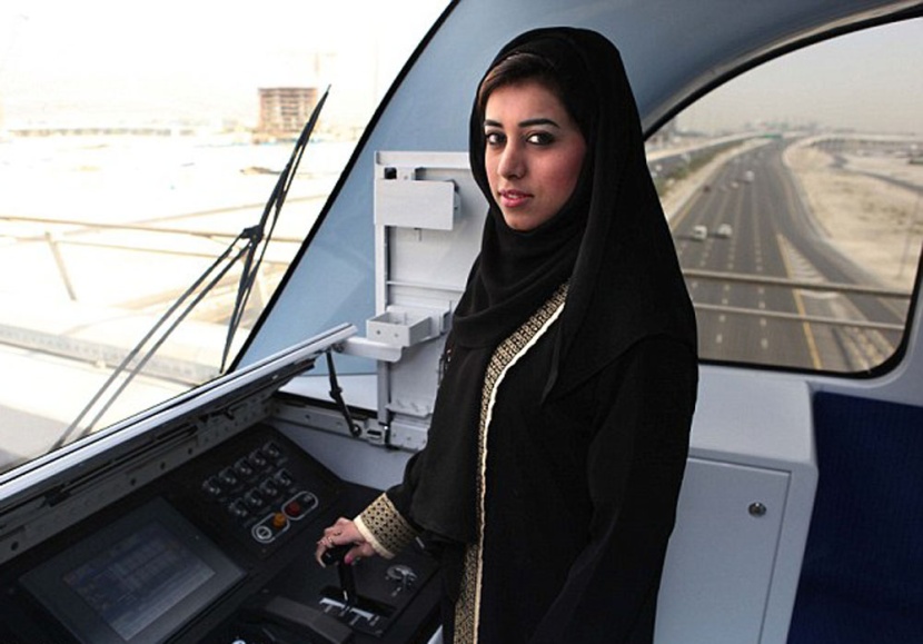 مريم الصفار أول سائقة قطار مترو في الإمارات (فيديو)