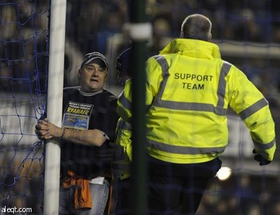 مشجع يوقف مباراة سيتي وايفرتون بعد تقييد نفسه بالأصفاد في المرمى