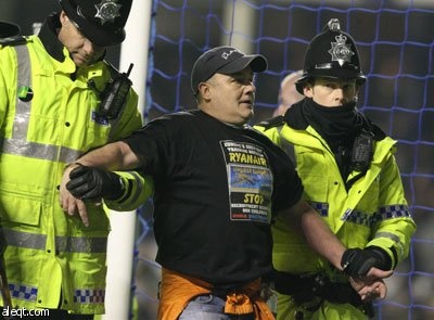 مشجع يوقف مباراة سيتي وايفرتون بعد تقييد نفسه بالأصفاد في المرمى