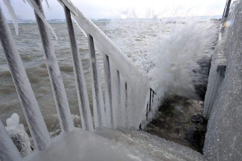 أوروبا تئن تحت وطأة البرد القارس والعواصف الثلجية (فيديو)