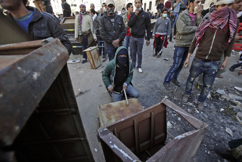 اشتباكات مصر تهدأ ولكن المحتجين مصممون على الاستمرار (فيديو)