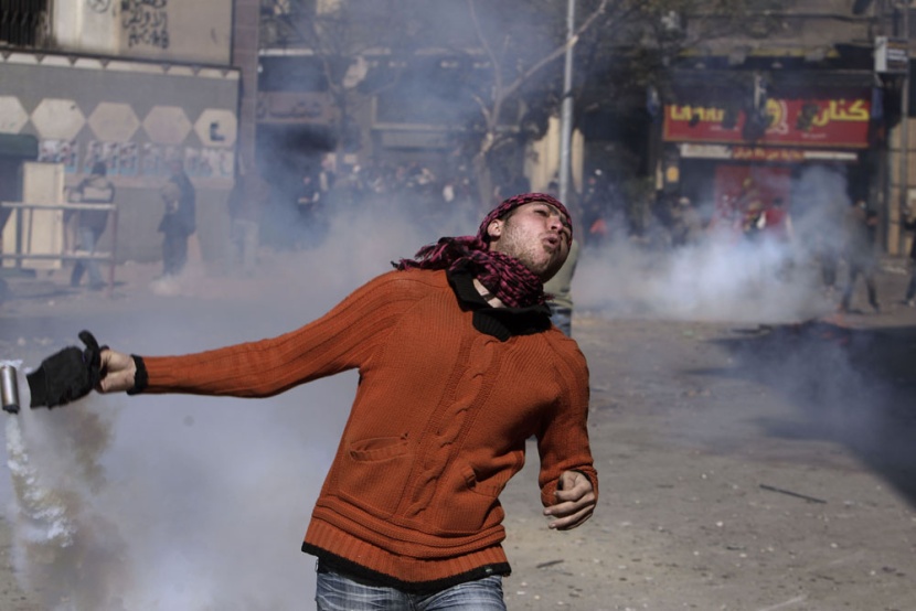 اشتباكات مصر تهدأ ولكن المحتجين مصممون على الاستمرار (فيديو)