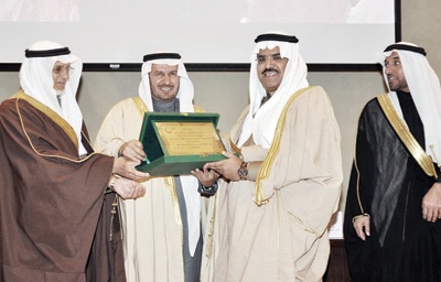 وزير الصحة يكرم  شركة المراعي