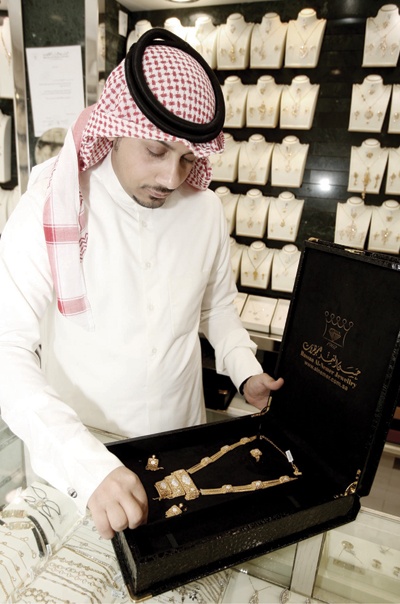 تراجع أسعار الذهب الشهر الماضي «لعبة تجار»