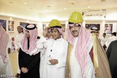 5 ساعات من الاستماع يقضيها وزير التربية مع زوار جناح التعليم