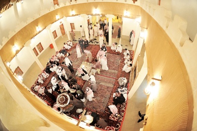 السكري والكليجا هدايا جناح القصيم لزوار المهرجان