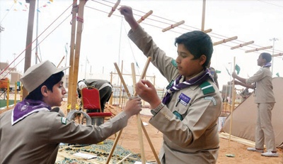 زوار الكشافة يتدربون على الطبخ الخلوي