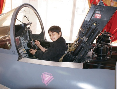 طلاب المدارس يجربون طائرة التايفون في جناح «بي أيه إي سيستمز- السعودية»