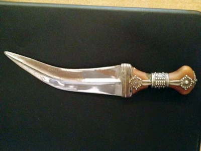 الطب الشرعي يعرض خنجراً استخدم في جريمة قتل منذ 40 عاماً