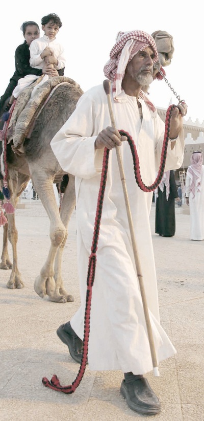 مسن يمسك بجمل