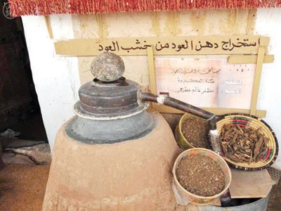 استخراج دهن العود.. دودة سوداء وحصان وقدور نحاسية