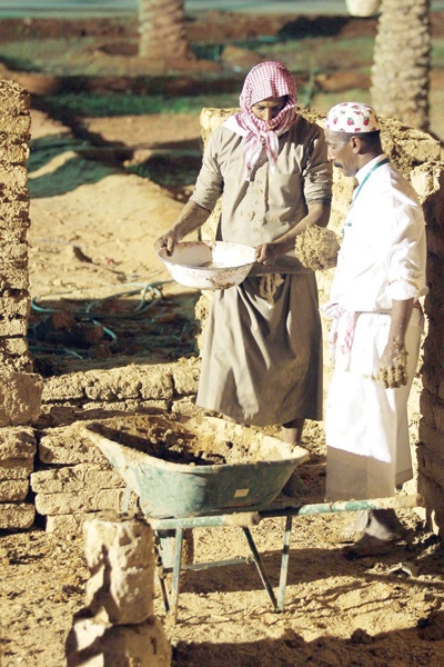 استخراج دهن العود.. دودة سوداء وحصان وقدور نحاسية